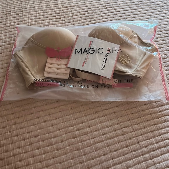 NIB Magic Strapless Front Buckle Bra Beige 34A - Picture 3 of 6
